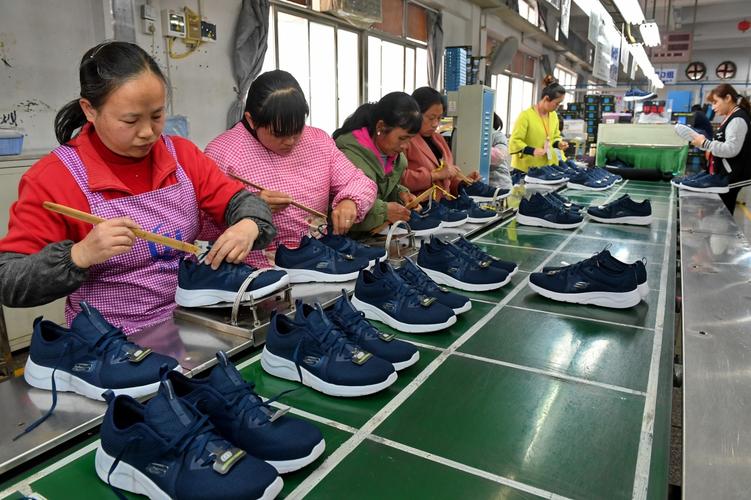 2月21日,莆田市一家鞋业有限公司工人在生产运动鞋.